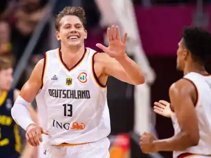 Moritz Wagner (l) und Maodo Lo jubeln nach einem Korb.