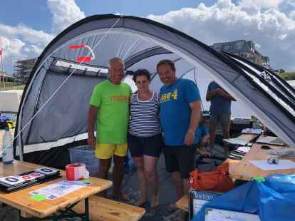 &bdquo;Alterspr&auml;sident&ldquo; Bernhard Voigt (von links), Christiane Finger und Christian Voigt im Orga-Zelt.