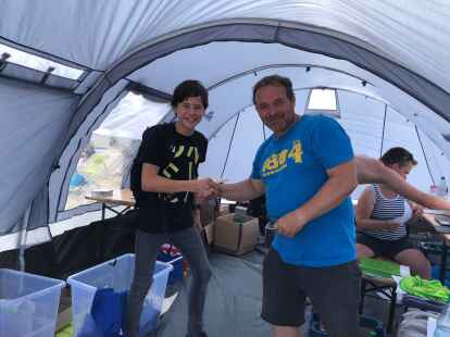 Der 13-j&auml;hrige Henri aus Duisburg ist einer der 12 Helfer; sein Cousin, der mitspielt, hat ihn angesprochen. Hier mit Organisator Christian Voigt