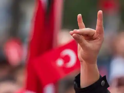 Der Erkennungs- und Gru&szlig;zeichen der Grauen W&ouml;lfe: der &laquo;Wolfsgru&szlig;&raquo;.