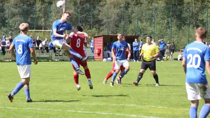 Obenauf: Der SV Achternmeer (blaue Trikots) gewann beim SV Tungeln mit 6:1.