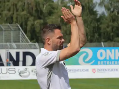 Applaus für sein Team: Neu-VfB-Trainer Benjamin Duda