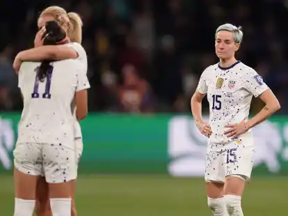 Megan Rapinoe (r) und ihre Mitspielerinnen aus den USA reagieren, nachdem sie im Elfmeterschie&szlig;en ausgeschieden sind.