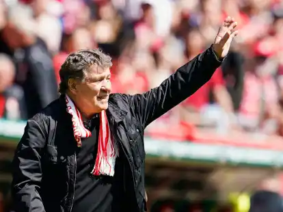 Trainer Otto Rehhagel f&uuml;hrte den Bundesliga-Aufsteiger 1. FC Kaiserslautern 1997 sensationell zur Meisterschaft.