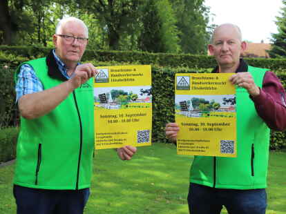 Der Vorsitzende der Dorfgemeinschaft  Elisabethfehn, G&uuml;nter Ludmann (links), und Cheforganisator Herbert Schliep hoffen  bei der 15.   Auflage des Brauchtums- und Handwerkermarkt auf viele Besucher.