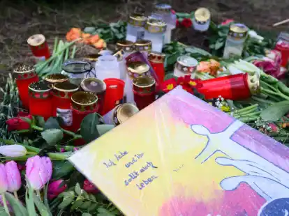 Blumen und Kerzen im Januar 2023 in Wunstorf am Fundort der Leiche des 14-J&auml;hrigen.