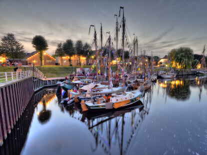 Die &bdquo;WattenSail&ldquo; ist ein internationales Traditionsschiffstreffen im Carolinensieler Museumshafen.