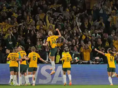Die Australierinnen sind mit einem 2:0-Sieg gegen D&auml;nemark ins WM-Viertelfinale eingezogen.