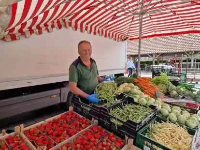 Verkauft seit Anfang des Jahres auf dem Huder Wochenmarkt: Ralf N&ouml;tzel aus dem Alten Land.