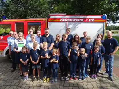 Die Kinderfeuerwehr in Linswege ist offiziell gegr&uuml;ndet: Daf&uuml;r kamen die Verantwortlichen sowie die Kinderfeuerwehrleute zusammen.