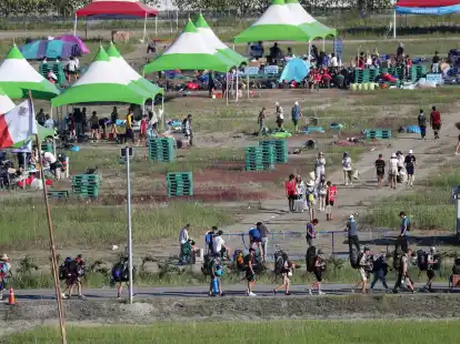 Teilnehmer des Weltpfadfindertreffens verlassen das Camp.
