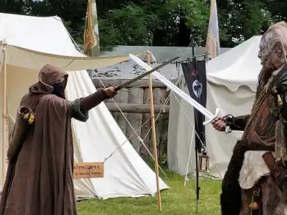 Schwertk&auml;mpfe: Gruselige Gestalten duellieren sich im Zauberwald.