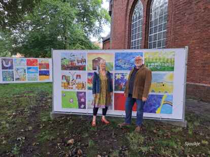 Am 20. August beginnt die Open-Air-Ausstellung &bdquo;Leeraner-Bilder-Bibel&ldquo; in Leer. Im Bild: Stadtpastor Ralph Kn&ouml;fler und Kunstp&auml;dagogin Hildegard Sjoukje Uken.