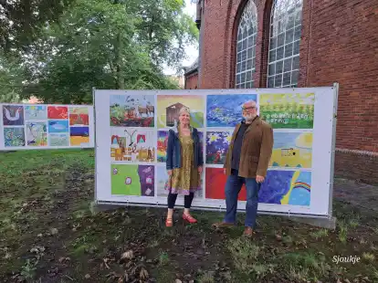 Am 20. August beginnt die Open-Air-Ausstellung &bdquo;Leeraner-Bilder-Bibel&ldquo; in Leer. Im Bild: Stadtpastor Ralph Kn&ouml;fler und Kunstp&auml;dagogin Hildegard Sjoukje Uken.