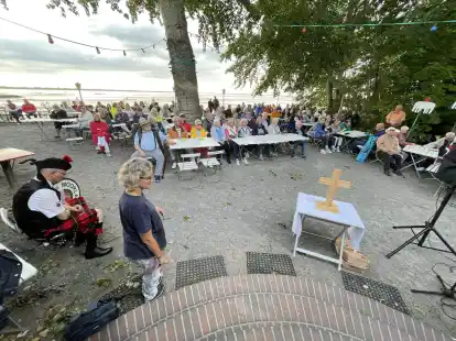 Viele Urlauber und Einheimische besuchten die Auftaktveranstaltung von &ldquo;Kirche am Deich&rdquo; am Kurhaus.