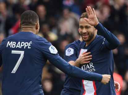 Noch steht Neymar (r) bei Paris Saint-Germain unter Vertrag.