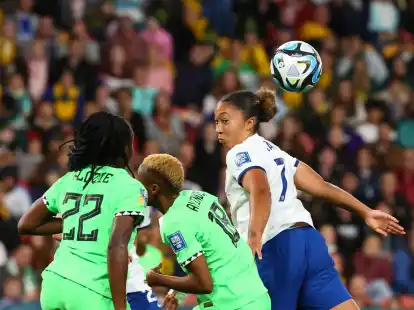 Die Engl&auml;nderin Lauren James (r) hatte gegen Nigeria die Rote Karte gesehen.