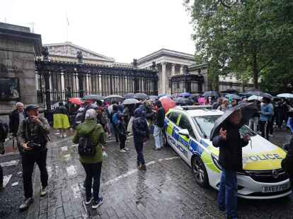Nach einem Vorfall unweit des British Museum ist ein Mensch mit einer Stichverletzung in ein Krankenhaus gebracht worden.