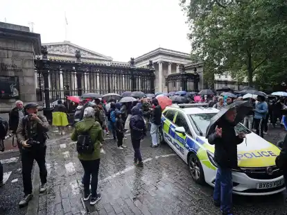 Nach einem Vorfall unweit des British Museum ist ein Mensch mit einer Stichverletzung in ein Krankenhaus gebracht worden.