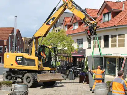 Die Mitarbeiter vom Cloppenburger Bauhof brachten den B&uuml;cherschrank wohlbehalten an seinen neuen Platz.