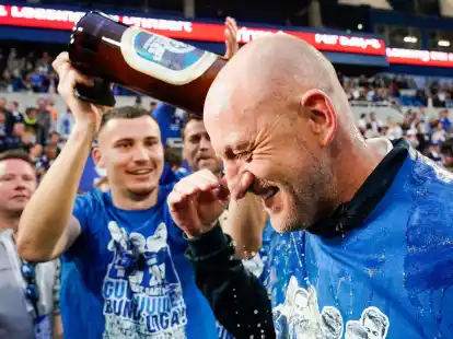 Darmstadts Aufstiegstrainer Torsten Lieberknecht (r) bleibt bis 2027 an Bord.