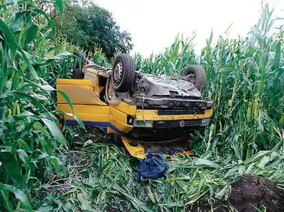 Dieser Wagen blieb in einem Maisfeld liegen.
