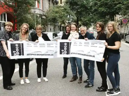 Die sechste Ausgabe von Artspace kann kommen. 3. von links Kulturamtsleiterin Dorothee Starke, 3. von rechts Quartiersmeister Jens Rillke.
