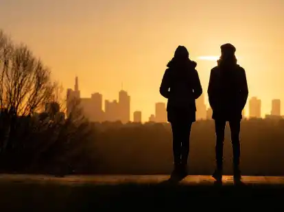 &laquo;Florierende Gro&szlig;st&auml;dte ziehen durch ihre guten Jobm&ouml;glichkeiten eher gesunde und qualifizierte Bev&ouml;lkerungsgruppen an, w&auml;hrend strukturschwache Regionen weniger attraktiv f&uuml;r diese Menschen sind&raquo;, erkl&auml;rt ein Forscher vom BiB.