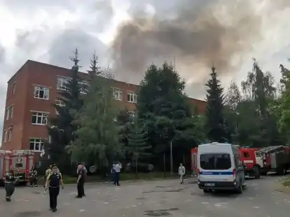 Rauch steigt &uuml;ber dem Fabrikgel&auml;nde in Sergijew Possad auf.