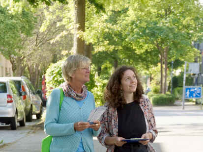 Meike Plewa (links) und Isabel Rein   koordinieren das StoP-Projekt im Stadtteiltreff Dietrichsfeld und f&uuml;hren zum Thema Partnergewalt eine Befragung durch.