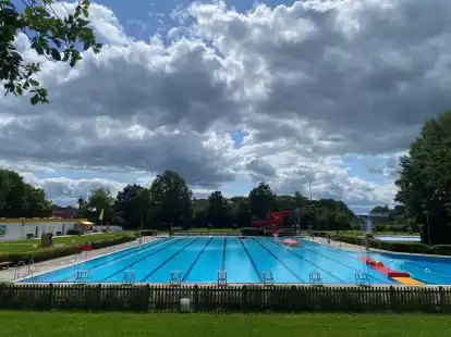 Ein komplett leeres Schwimmbecken im Johann-Rasenack-Freibad &ndash; mitten in den Sommerferien.