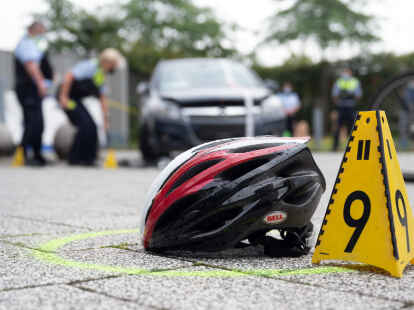 Einen Helm zu tragen, garantiert nicht, als Radfahrer unverletzt daraus hervorzugehen. Er mildert jedoch das Risiko schwerer Kopfverletzungen.