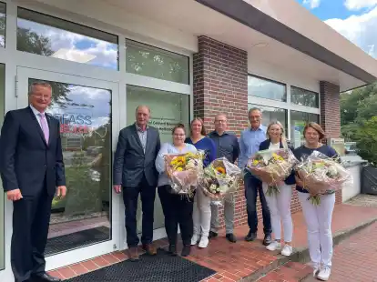 B&uuml;rgermeister Rolf Clau&szlig;en, Ortsvorsteher G&uuml;nther Theesfeld, Femke Marschner, Katrin Post, Hendrik Hoffstedde, Olaf Gerhard Nikolai, Hermine Lindenhain und Julia Ahrends bei der Er&ouml;ffnug der Praxis &bdquo;Gef&auml;&szlig;medizin Ostfriesland