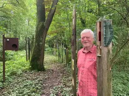 Friedel Glane l&auml;dt in seinen Skulpturengarten ein.