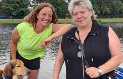 Teilen die Leidenschaft f&uuml;r Hunde: &bdquo;hundkatzemaus&ldquo;-Moderatorin Kate Kitchenham (links) und Ute Mahlstedt. (Bild: Tierparadies Ute Mahlstedt)