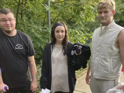 Sie w&auml;hlten den Notruf und versuchten den Verungl&uuml;ckten zu retten: Kevin D&uuml;putell aus Menden sowie Pia Ostfeld und ihr Freund Michael Becker aus Oldenburg (von links).