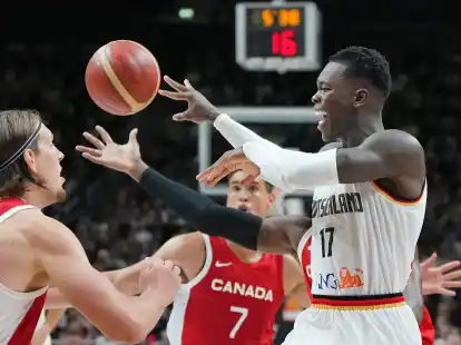 Dennis Schr&ouml;der (r) setzte sich mit dem DBB-Team gegen Kanada durch.