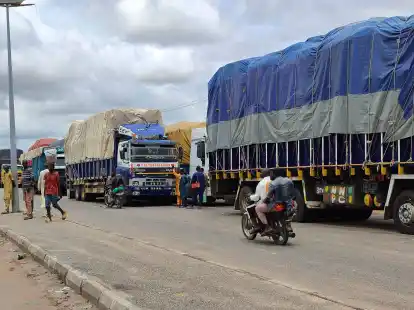 Lastwagen stehen an der Grenze zwischen Nigeria und Niger.
