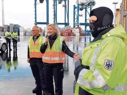 Nicole T&ouml;dter, Leiterin des Hauptzollamtes Bremen, erl&auml;uterte am Mittwoch auf dem Terminalgel&auml;nde von NTB in Bremerhaven, wie die neue Fahndungsmethode im Kampf gegen den Drogenhandel funktioniert.