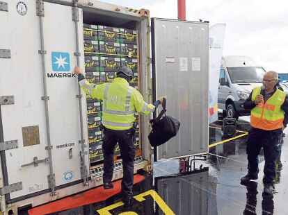 Eine  Tasche mit verpacktem Kokain war zuvor in diesem Bananencontainer versteckt worden.