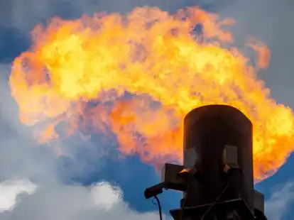 Gas wird an einer mobilen Fackelanlage abgebrannt.