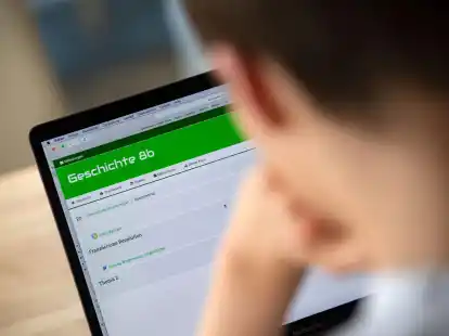 Ein Sch&uuml;ler einer 8. Klasse bedient an einem Notebook eine Lernplattform. Weiterhin beklagen sich die Sch&uuml;lerinnen und Sch&uuml;ler &uuml;ber eine &laquo;schlechte technische Ausstattung&raquo;.