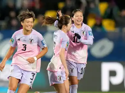 Die Japanerinnen Moeka Minami (l-r), Risa Shimizu und Fuka Nagano spielen bislang eine starke WM.