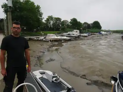 Berge von Schlick, dazwischen ein Rinnsal, das von der Fahrrinne &uuml;brig geblieben ist: So pr&auml;sentiert sich der Sportboothafen Absersiel bei Ebbe &ndash; zum Entsetzen nicht nur des Hafenmeisters Sascha Hildebrandt. Abhilfe soll ein Pilotprojekt schaffen.