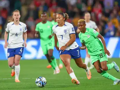 Im WM-Achtelfinale kassierte Engl&auml;nderin Lauren James (2.v.r) eine Rote Karte.