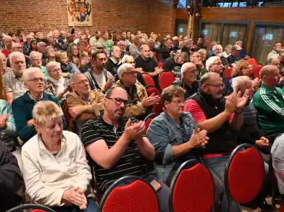B&uuml;rger der Gemeinde Dunum und Moorweg informierten sich Mittwochabend &uuml;ber den Stand in Sachen Anschluss an das &ouml;ffentliche Abwassernetz des OOWV.