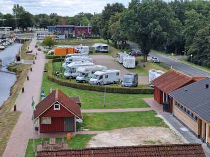 Der Reisemobil-Stellplatz am Bar&szlig;eler Hafen ist in diesen Tagen gut gebucht. Doch insgesamt war die Nachfrage im Juli wegen des Regenwetters eher schlecht.