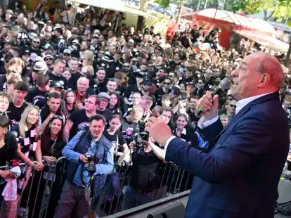 Eintracht-Pr&auml;sident Peter Fischer heizte den Fans auf dem Breitscheidplatz ordentlich ein.