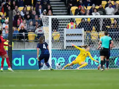 Die Spanierin Salma Paralluelo (l) trifft ins Tor w&auml;hrend der Verl&auml;ngerung.