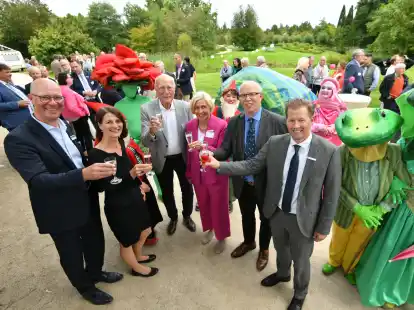 Organisatoren und Ehrengäste stießen auf den 20. Geburtstag von Park der Gärten an.